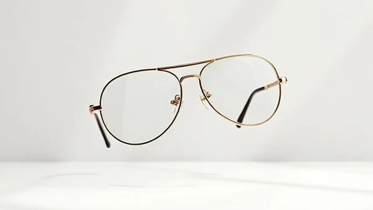 Paire de lunettes de vue posée près d'un ordinateur
